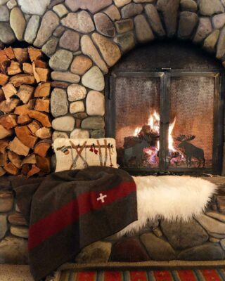 Yea it’s that kind of Sunday ? #lodgelife #cabinliving #cabinlove #mountainlife #cozy #fireplace #chillin #woolblankets #everythingfall #bedandbreakfast #babyitscoldoutside #rustic #charm #oneofakind #skichalet
