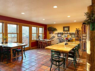 Give us snow or give us sun. #skilodge #lodging #bedandbreakfast #logcabinliving #cabinliving #mountainliving #whitefishmontana #skiandstay #diningroom #relax #vacation #weekendgetaway #eatbreakfasthere #sunnyday