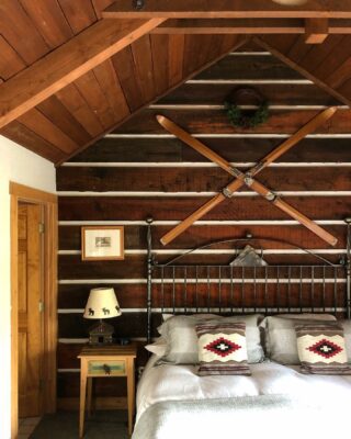 Who wants to dive in this cozy lodge goodness?!?!? Our Glacier (deluxe king) room got a wood ceiling update and it made quite the difference? #skichalet #lodge #lodging #sleepin #moody #wood #mountainlife #mountainliving #alpineliving #cozyroom #hotel #divein #whitefishmontana #woodwall #woodceiling #updates #feelslikefall